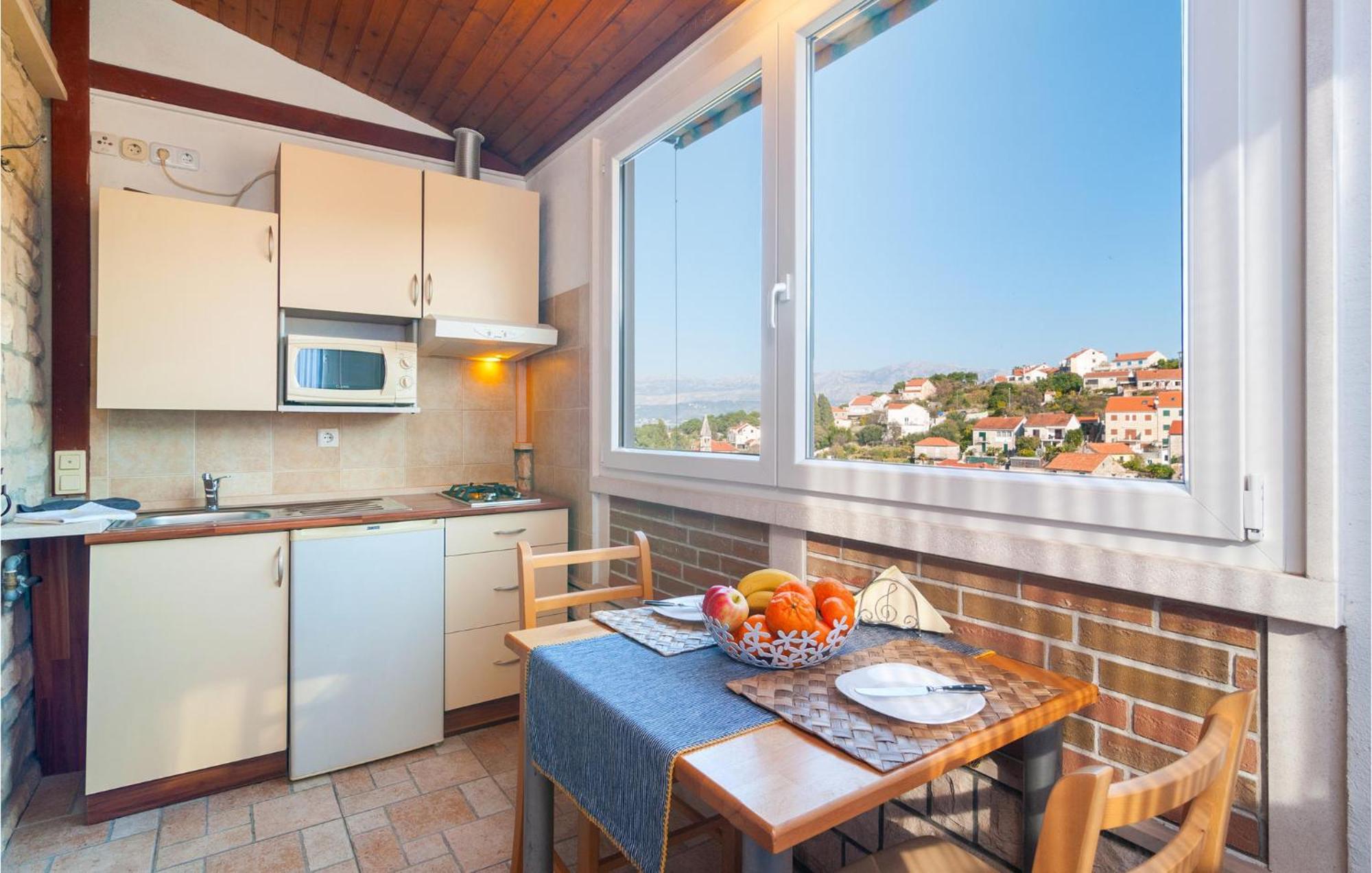 1 Bedroom Cozy Apartment In Сплітська Екстер'єр фото