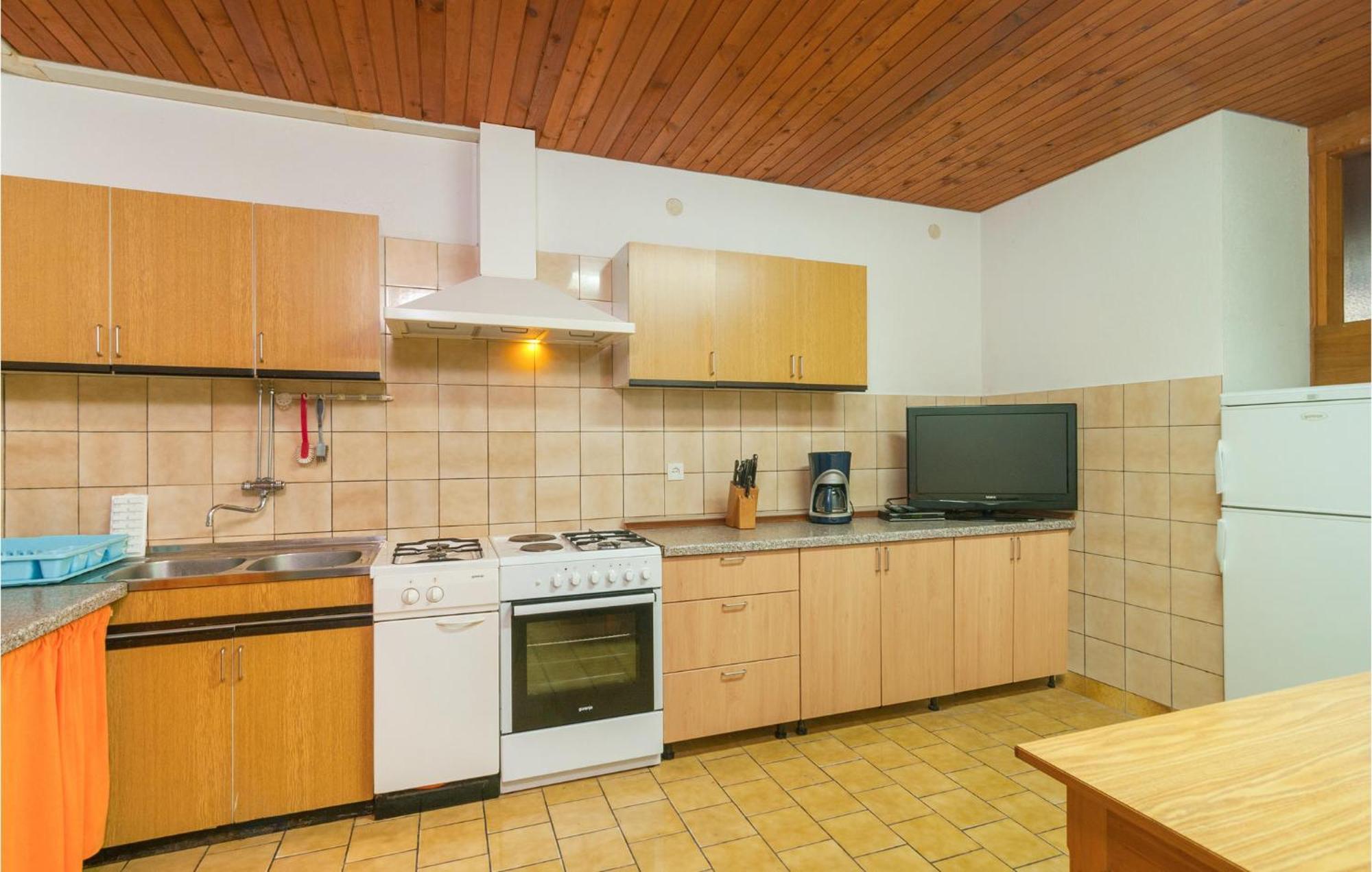 1 Bedroom Cozy Apartment In Сплітська Екстер'єр фото